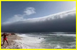 A tsunami-like cloud frightened vacationers in Portugal